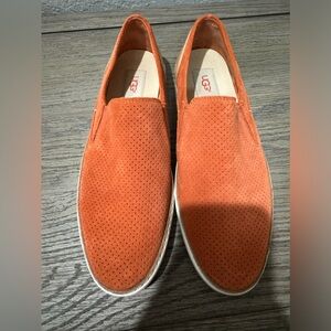 UGG SLIP ON LEATHER SNEAKERS